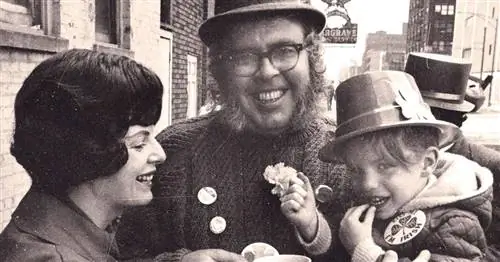 Пьем в память о наших отцах в баре, где был убит отец моего друга