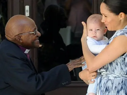 Британская герцогиня Сассекская Меган держит на руках своего маленького сына Арчи, когда она и герцог встречаются с архиепископом…