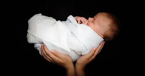 Женщина родила ребенка, который был заморожен в виде эмбриона 24 года назад