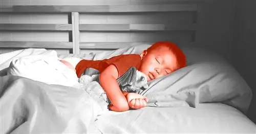 Как уложить ребенка спать летом, когда на улице светло