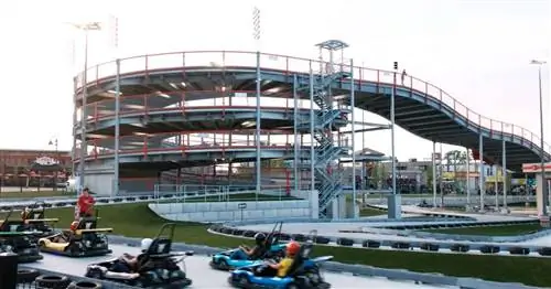 Трасса для картинга Rainbow Road воплощает в жизнь классическую игру Mario Kart