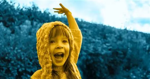 Игра под дождем: повод купить ребенку плащ и выйти на улицу