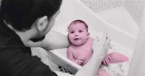 Как безопасно использовать детскую ванночку, чтобы вымыть ребенка