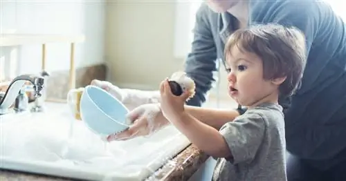 Превратите упрямого малыша в помощника с помощью этих волшебных слов