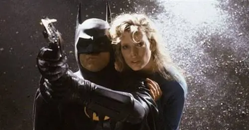 Ким Бейсингер посетила детей в больнице в костюме Вики Вейл из Бэтмена спустя годы после фильма