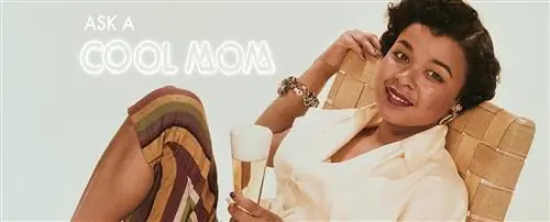 Женщина неторопливо сидит в кресле с напитком со словами «Спроси классную маму», изображенную выше.