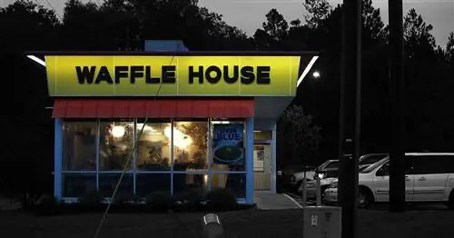 Индекс Waffle House официально стал красным, так как COVID-19 вынуждает закрыть сотни заведений