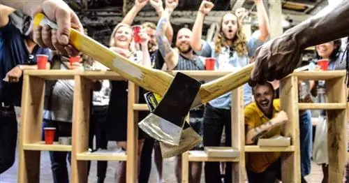 Метание топоров - новый вид спорта