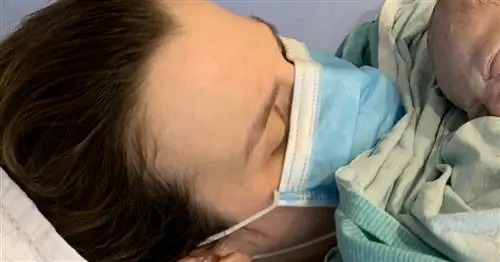 Эти новоиспеченные мамы опубликовали фотографии в масках от COVID во время родов