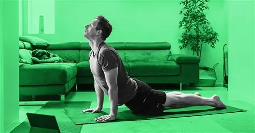 6 растяжек йоги, которые помогут привести в порядок ваше избитое ребенком тело