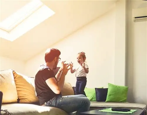 Папа и дочь притворяются монстрами.