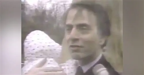 Карл Саган держит маленькую дочь во время телеинтервью в раскопанном видео