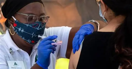 Прививка от гриппа может снизить заболеваемость COVID-19. Получить один