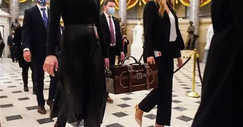 Помощники Сената несут урны для голосования в безопасное место