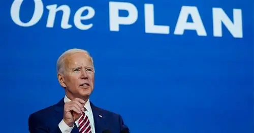 Джо Байден выступает на синем фоне