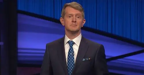 Смотрите эмоциональную дань уважения Кена Дженнингса Алексу Требеку в первом появлении приглашенного ведущего