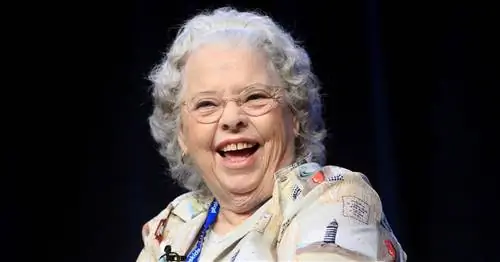 Джоанн Роджерс улыбается на черном фоне