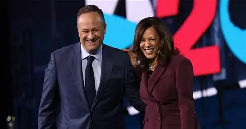 Дуг Эмхофф и Камала Харрис улыбаются