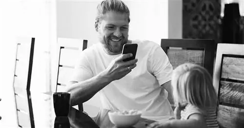 Отец фотографирует дочь, чтобы опубликовать фото в Интернете.