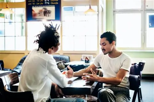 Пара серьезно разговаривает в кафе