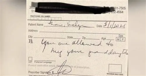 Врач бабушки написал «рецепт» обниматься с внуками после прививки