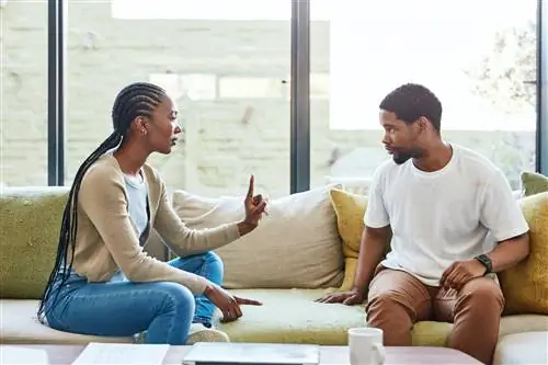 Пара, сидящая на диване, не соглашается