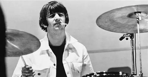 Ринго Старр играет на барабанах с Beatles