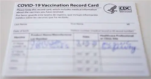 PSA: вам необходимо сохранить карту вакцинации против COVID-19