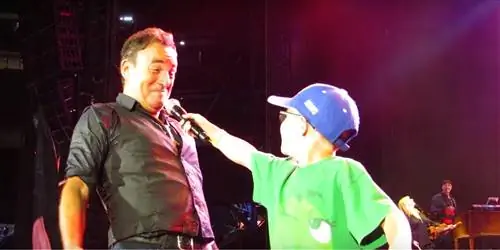 Брюс Спрингстин с юным фанатом на сцене Фоксборо, Массачусетс