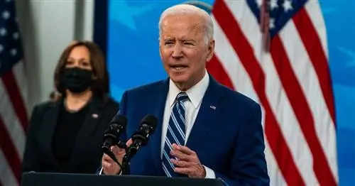 Байден и Харрис разговаривают