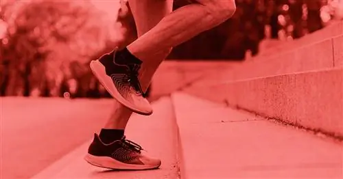 Пара ног бегает по лестнице в кроссовках.