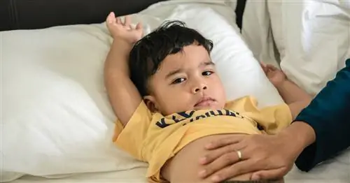 Как избавиться от боли в животе у детей и малышей