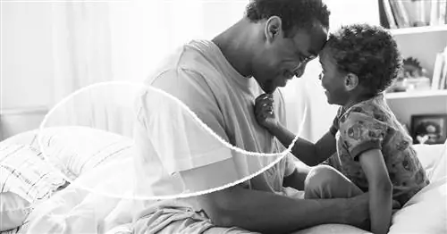 отец с любовью смотрит на свою дочь, когда он дает положительное утверждение