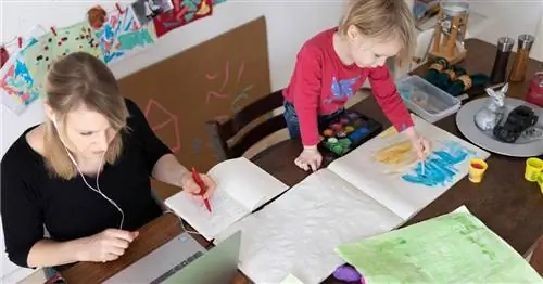 Закрытие школ из-за пандемии вредит психическому здоровью матерей, но не пап, говорится в исследовании