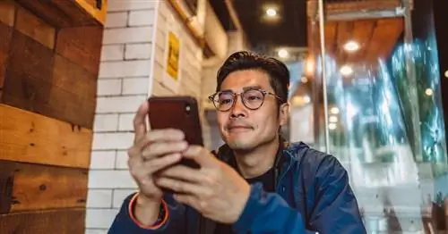 Измена в социальных сетях - очень современная проблема