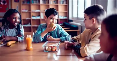 Калифорния предоставляет бесплатные обеды всем учащимся государственных школ