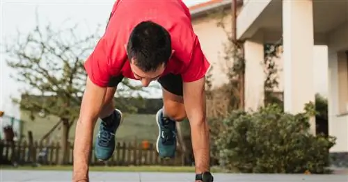 Эта интенсивная тренировка HIIT с собственным весом поможет вам прийти в форму за 60-секундные интервалы