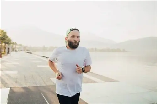 Мужчина занимается бегом на улице.