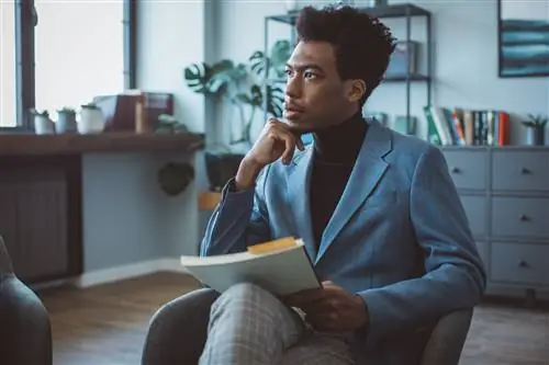 Молодой уверенный в себе человек в офисе на встрече.