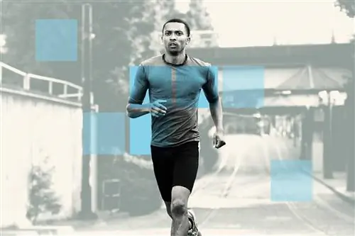 Человек бежит и сжигает 1000 калорий благодаря этой бескомпромиссной тренировке.