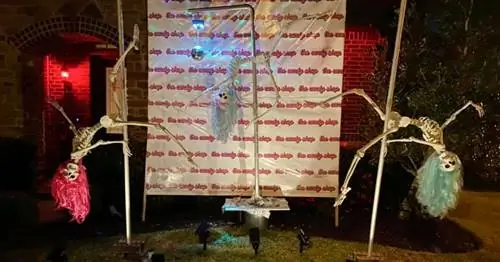 Стриптиз-клуб Skeleton присоединяется к невероятным украшениям на Хэллоуин, благословляя американские дворы