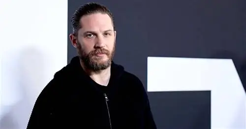 Расплата за сон пришла: Том Харди читает сказки на ночь