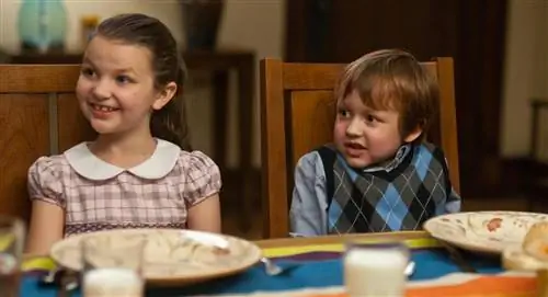 Сцена ужина с маленькими факерами