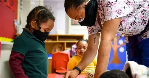 Работники детских садов увольняются, потому что им недостаточно платят