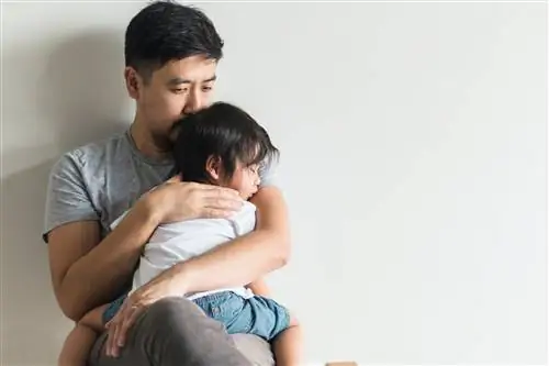 Папа держит своего больного малыша.