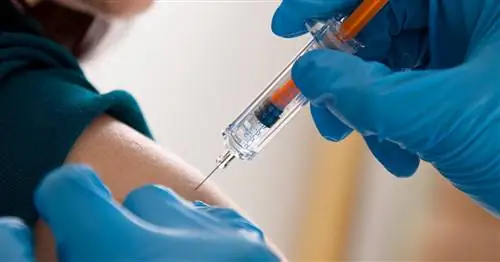 медицинский работник вводит прививку от гриппа для детей в руку ребенка