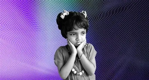 Маленький ребенок с признаками депрессии держит руки у лица перед фиолетовым фоном…
