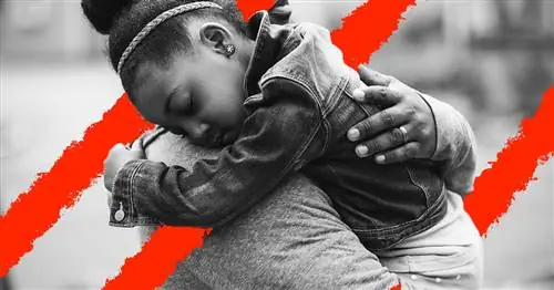 Родитель и ребенок старят друг друга на черном фоне с красными полосами на нем