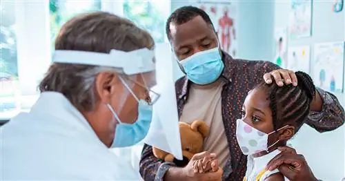 Вот что должны говорить родители, чтобы успокоить детей, которые боятся прививок