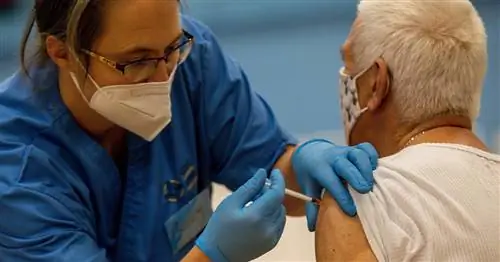 Да, мандаты на прививки работают (и они будут работать и в школах)